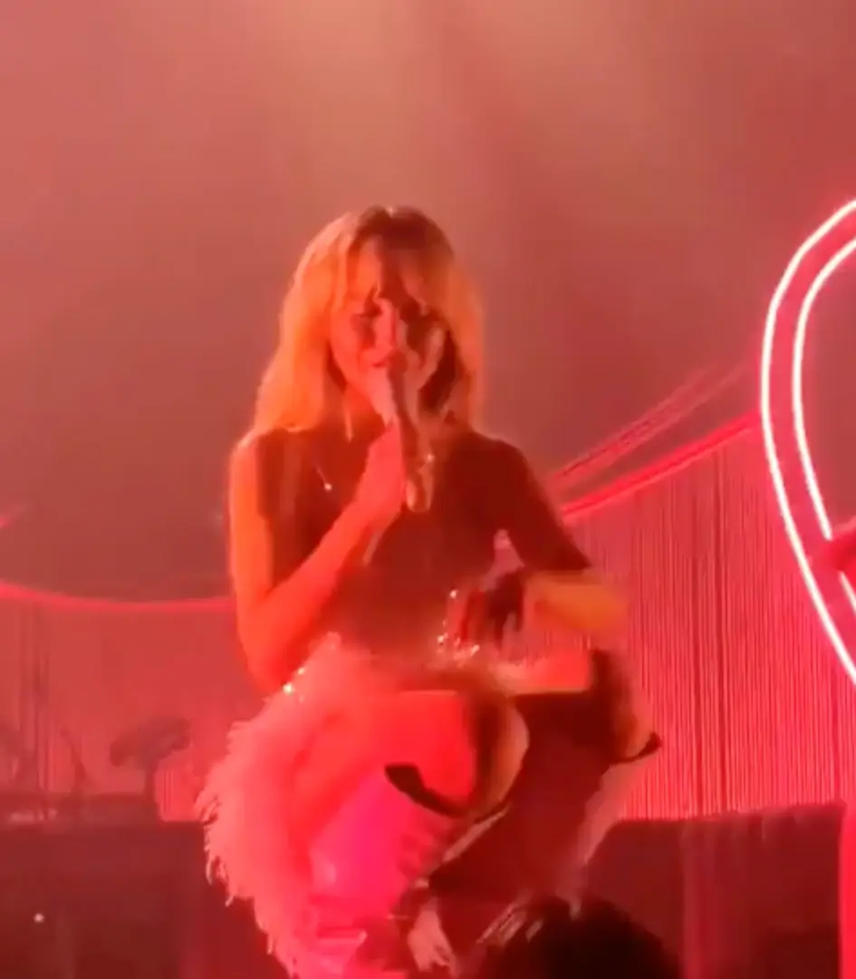 Sabrina Carpenter spoke to a fan. (@InternetH0F/X)