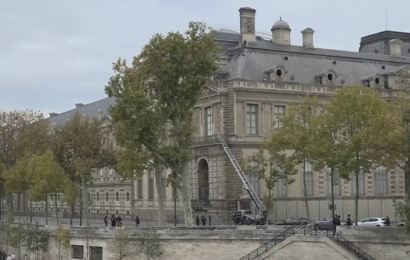 The robbers used a motorized ladder to get into the Louvre (Sky News)