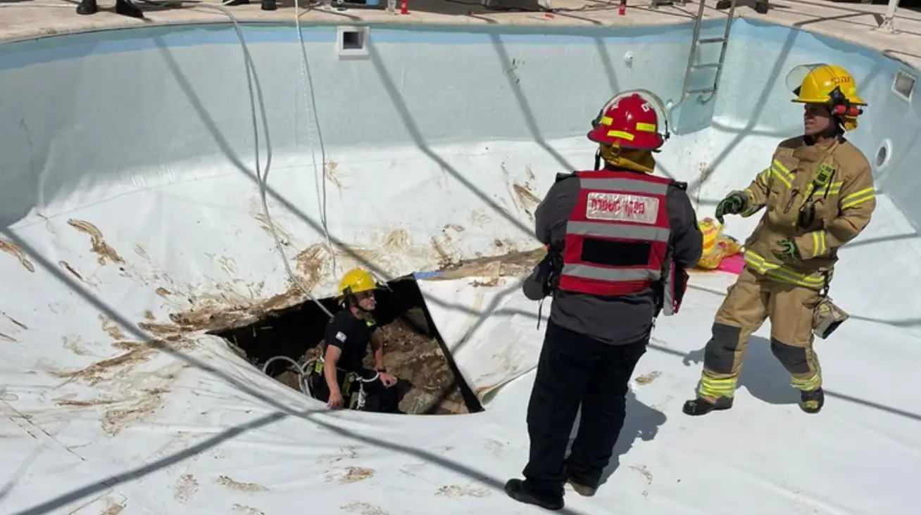 The man ended up being sucked into the hole (Israel's National Fire and Rescue Authority)