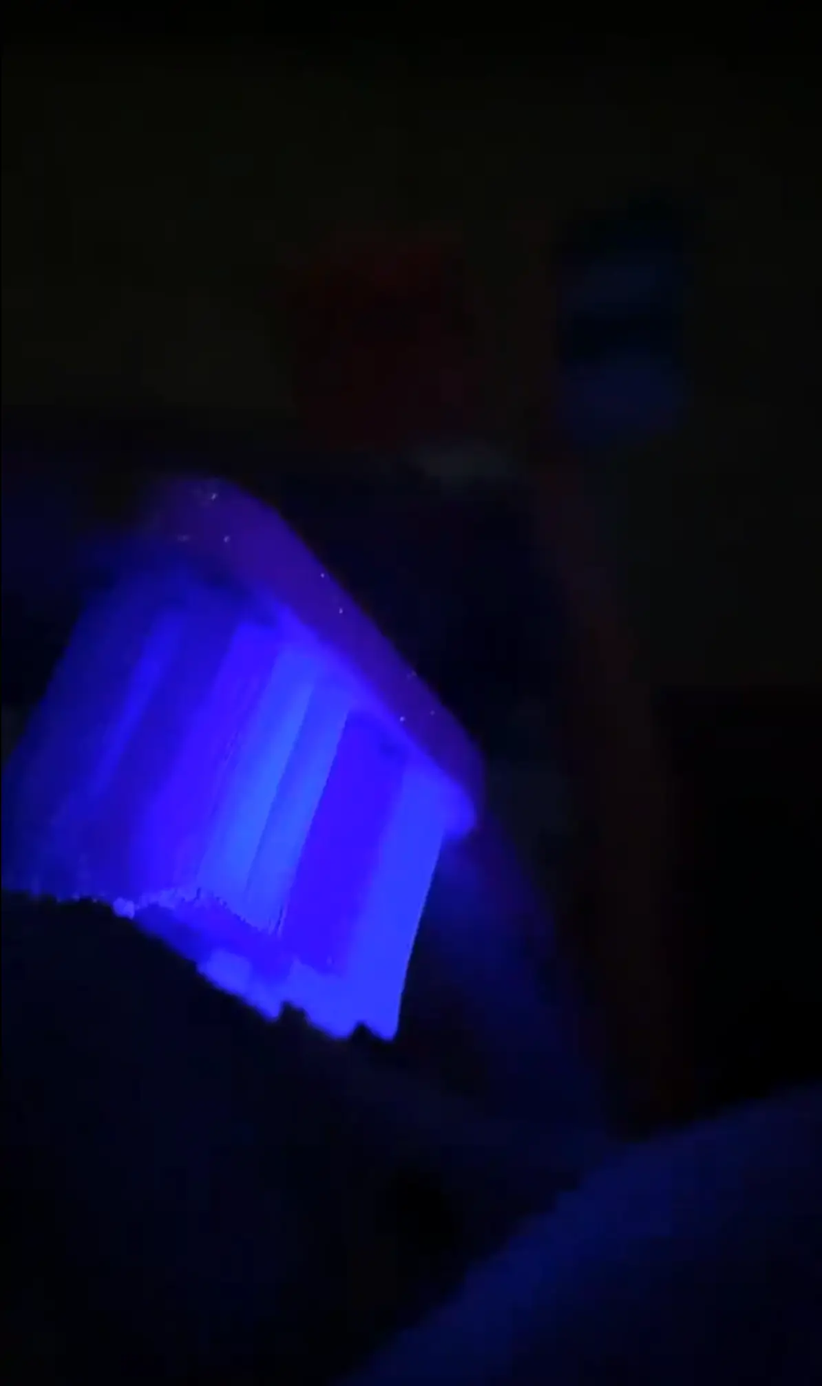 What could be described as 'poo particles' from the toilet landed on a nearby toothbrush in the experiment. (TikTok/DIYMAN_PRO)