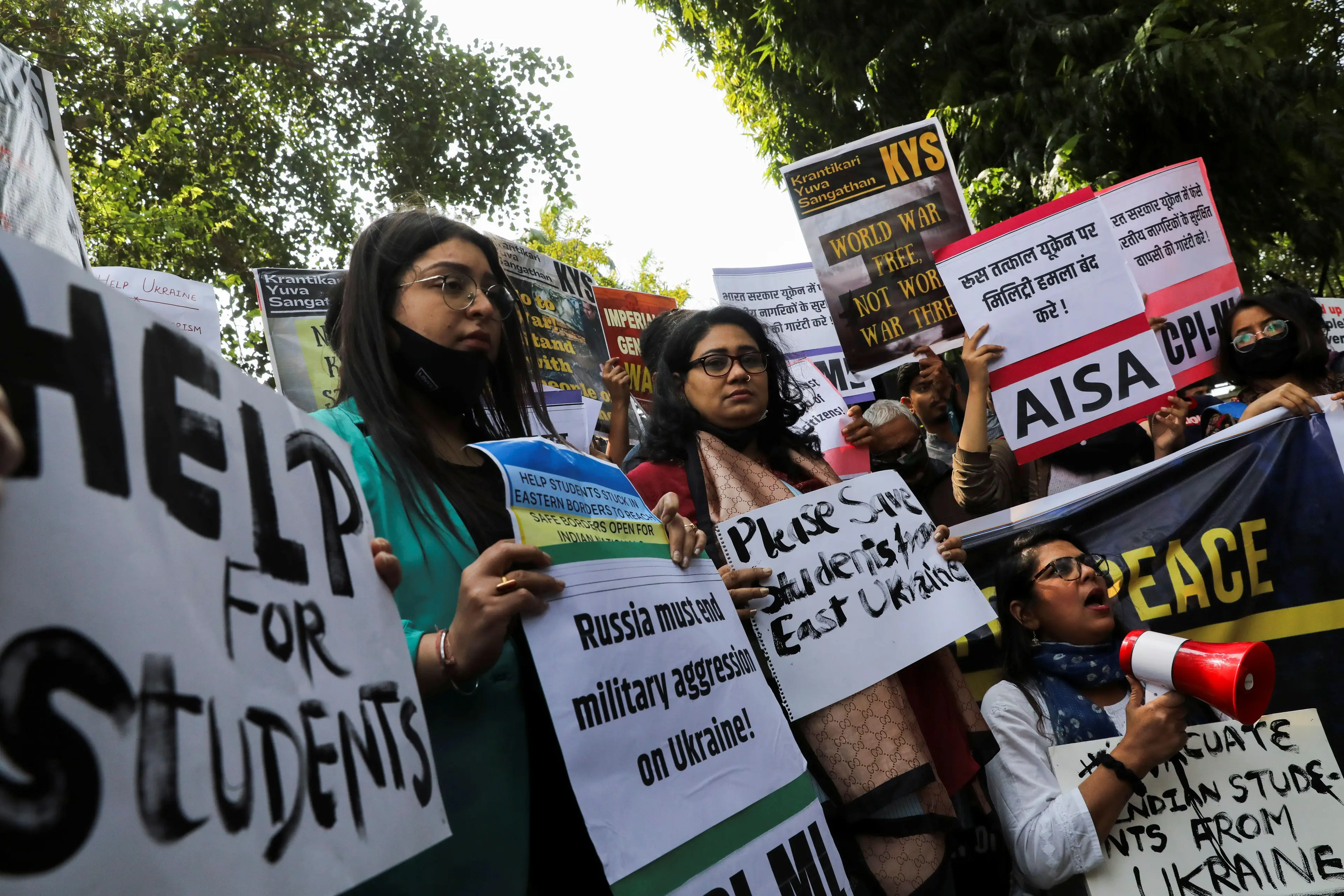 Indian protesters ask for help for students (Alamy)