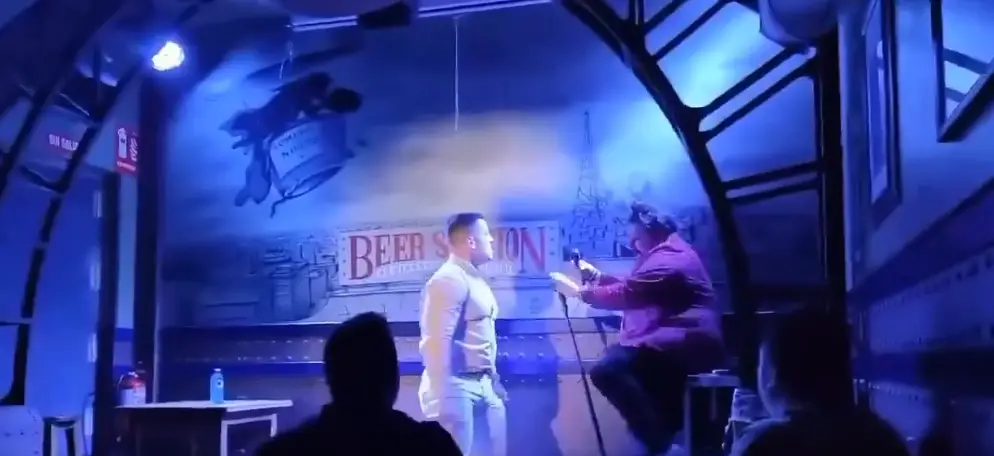 The father punched the comedian in the face. (X)