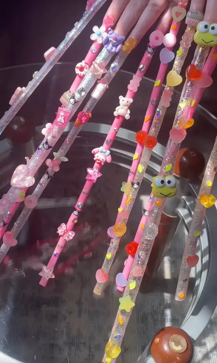 Maryah's nails are about 4 feet long (TikTok/nailsbyry_)