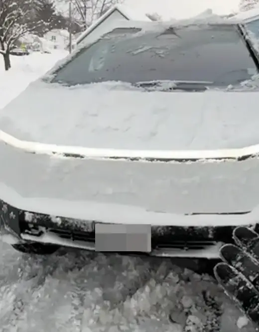 The Cybertruck owner spotted a potential 'major flaw' (TikTok/jf.okay)