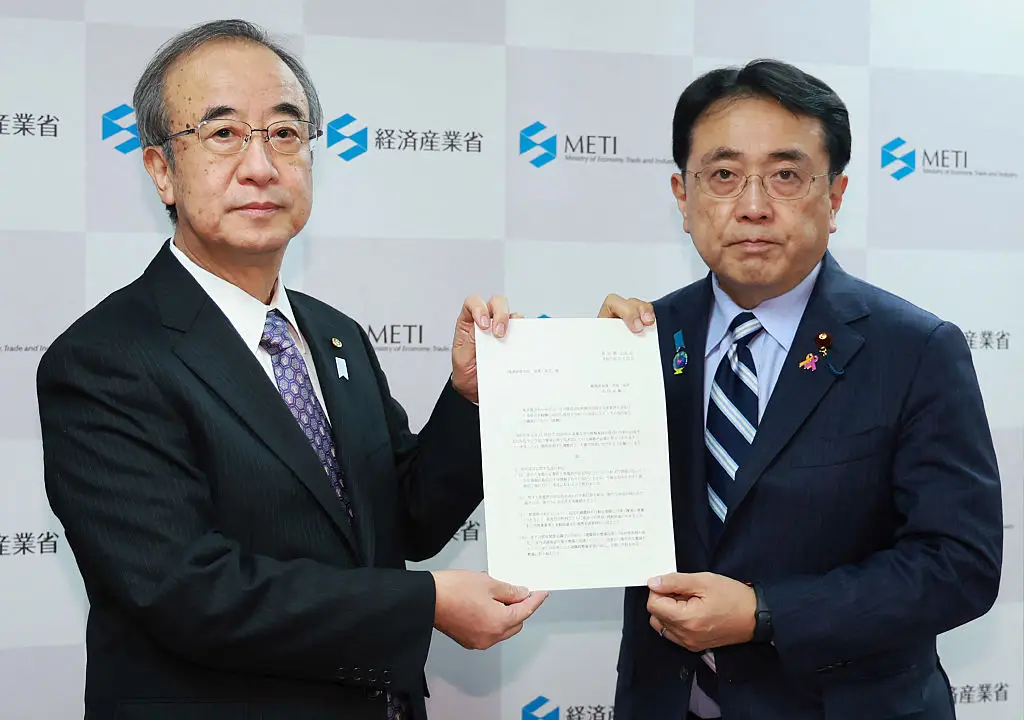Niigata Prefecture Governor Hideyo Hanazumi (L) and Japan's Minister of Economy, Trade and Industry Ryosei Akazawa (R) meet to discuss the  Kashiwazaki-Kariwa power plant's future (JIJI Press / AFP via Getty Images)