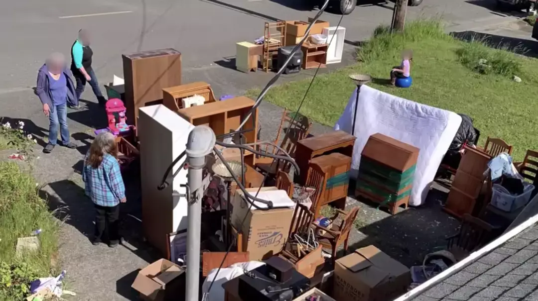 The squatters brought their own furniture to move in (YouTube/Outside The Box With Flash Shelton)