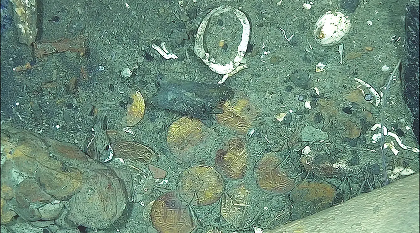 Coins on the sea bed where San José is believed to have sunk (Ariza et al/ARC-DIMAR 2022)