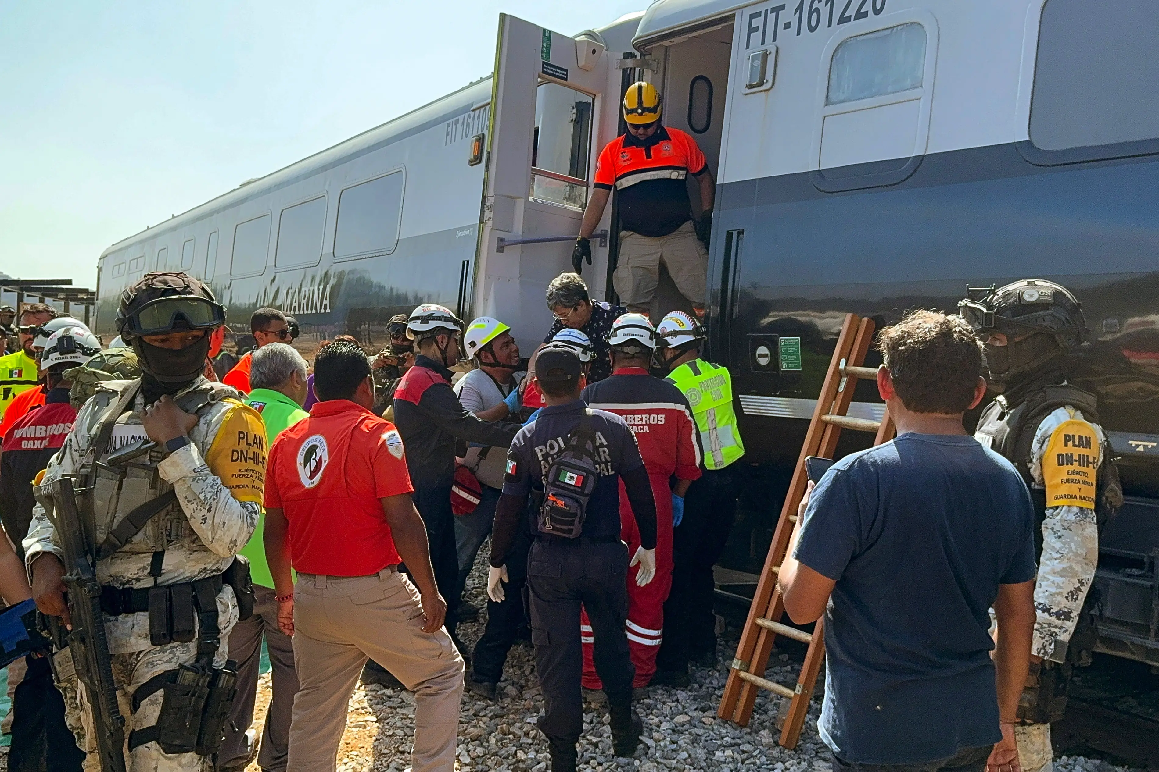 Mexican Army soldiers and Civil Protection members rescue passengers from the Interoceanic train that derailed in Nizanda (Rusvel Rasgado / Getty Images)