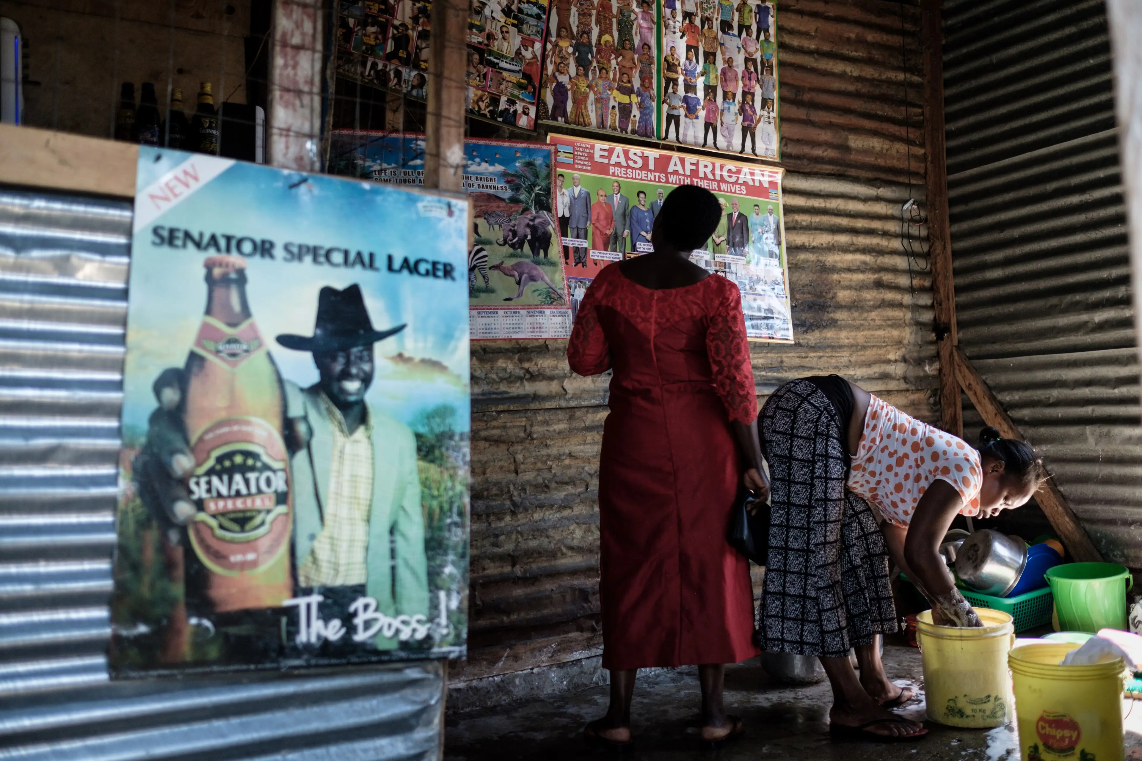 A woman cleans her bar on Migingo Island. (YASUYOSHI CHIBA/AFP via Getty Images)