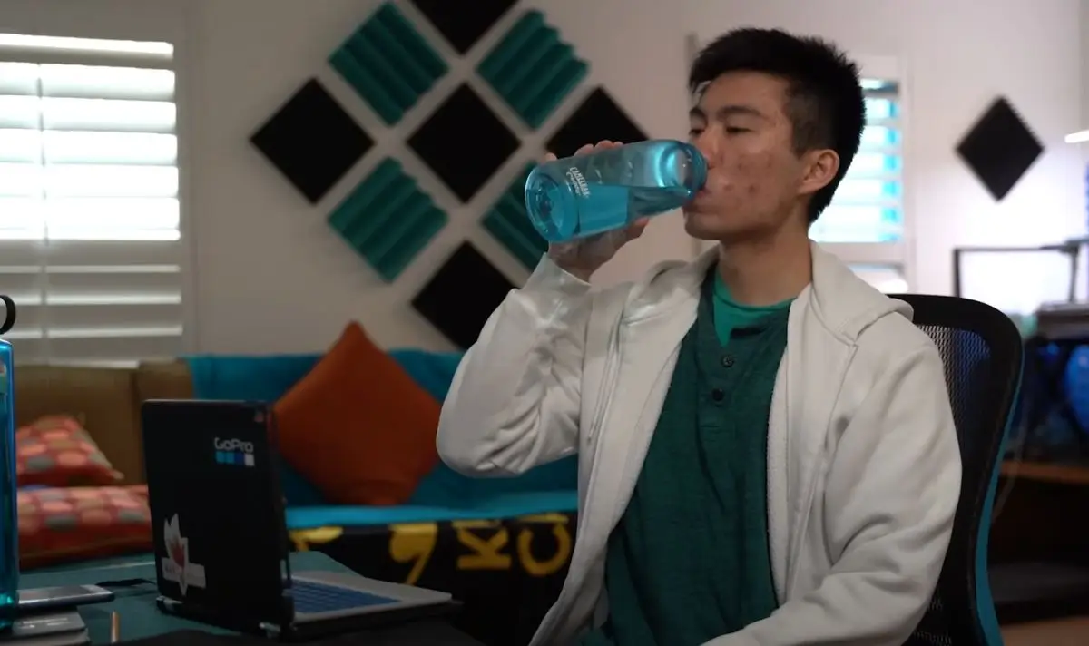 The YouTuber decided to drink three liters of water every day for an experiment (YouTube/Dreamlet)