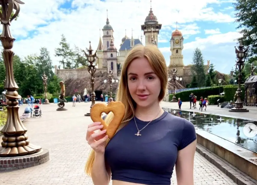 Scarlett first got into the industry so to better financially support her parents.