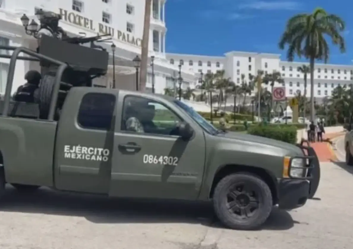 Police arrived at the scene after the shooting (Riviera Maya News)