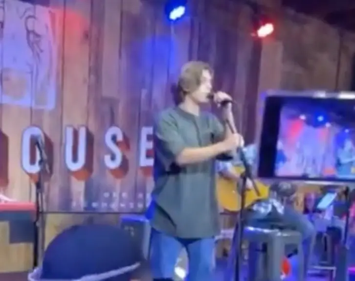Kingston performed at Blake Shelton's restaurant.