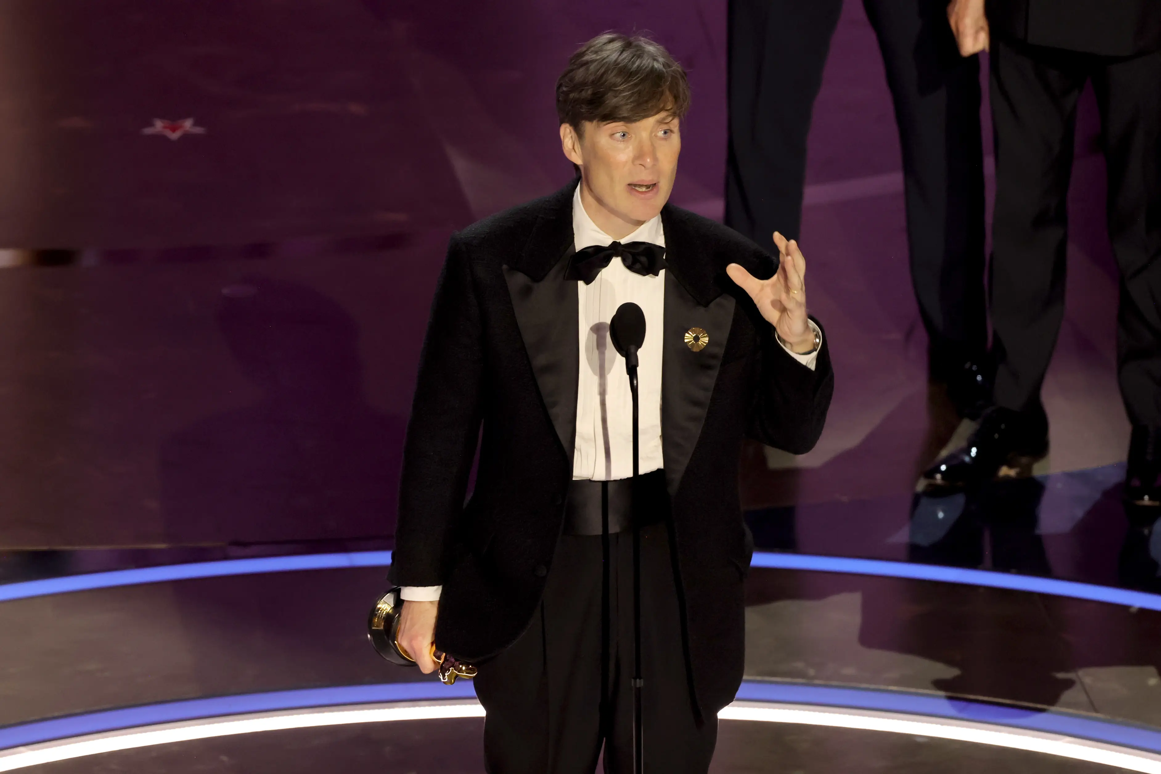 Cillian Murphy accepts the award for Best Actor.