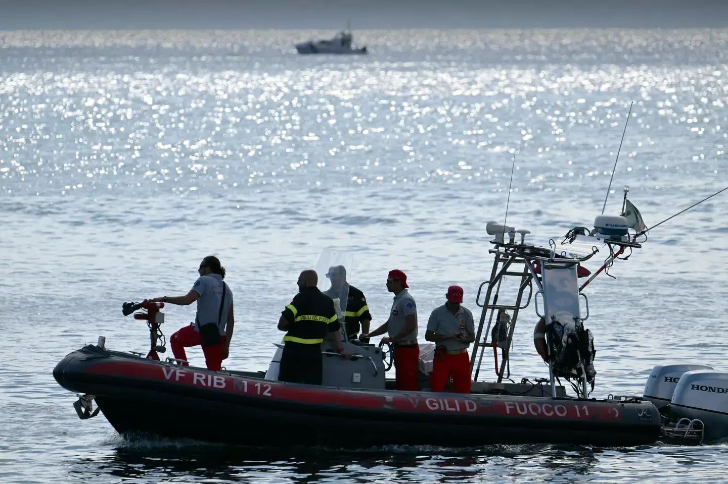 Divers were attempting to find the other passengers. (Alberto Pizzoli via Getty Images)