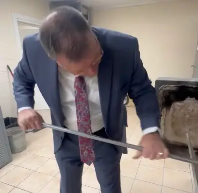 The operator at the crematorium was dressed in a smart suit (Reddit/u/reloadthewords)