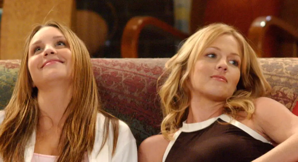 Amanda Bynes and Jennie Garth worked on What I Like About You together (Warner Bros.)