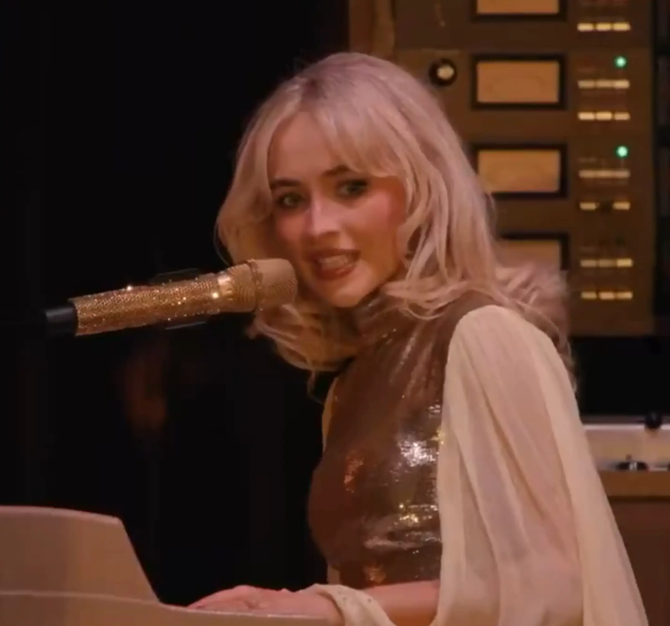 Sabrina Carpenter was filmed at Coachella (X)