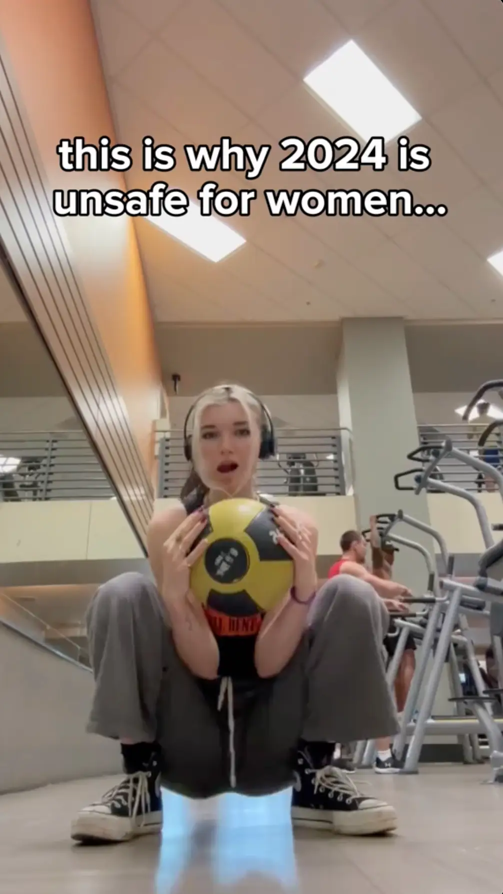 Some people were not convinced she was doing a pulse squat. (TikTok/@yourfavouritedaughter)