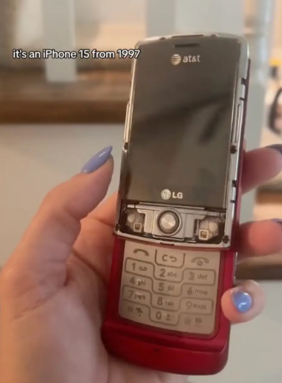The old LG phone was found in Dee's house, and had been hidden for nearly ten years. (TikTok/@domeafavorstl)