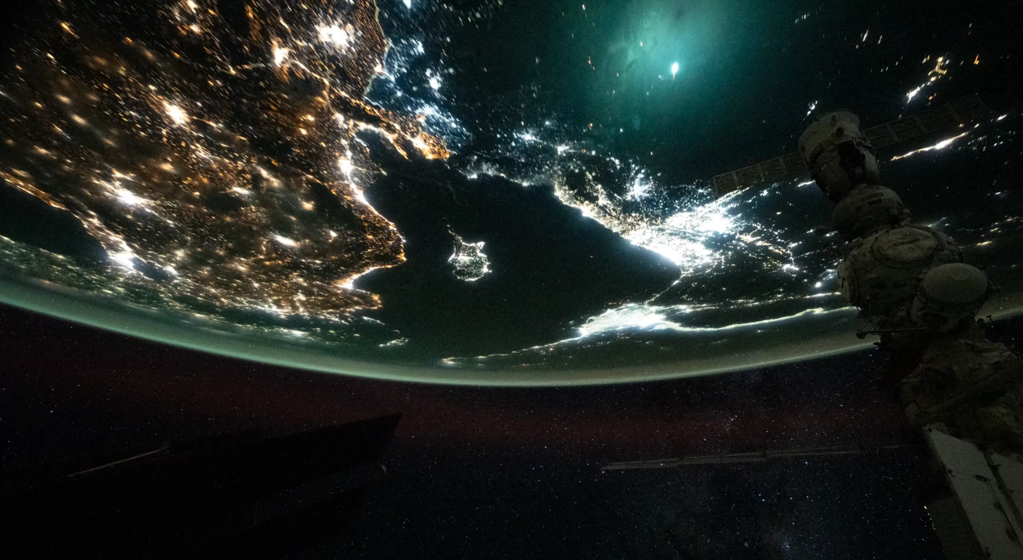 The mysterious green flash starts to build in the timelapse (Twitter/@dominickmatthew)