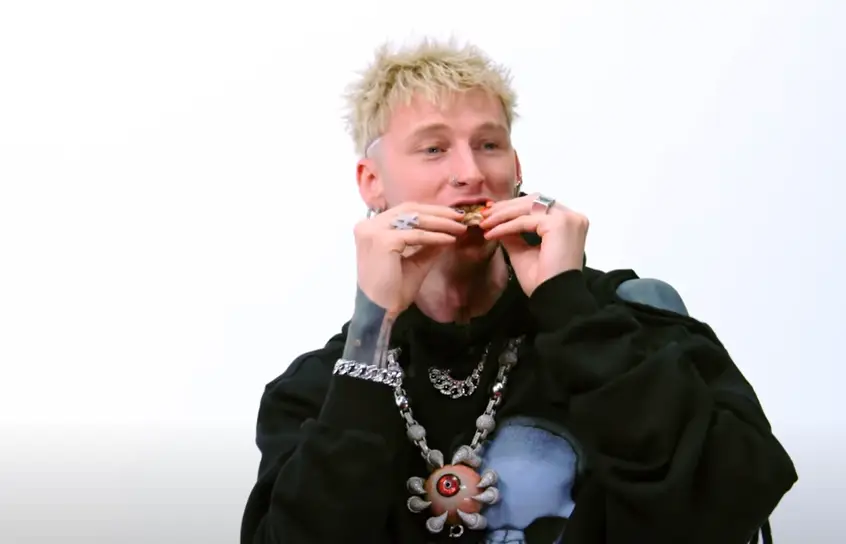 With a mouthful of chicken Kelly began singing ‘I knew you were trouble’(FirstWeFeast/YouTube)