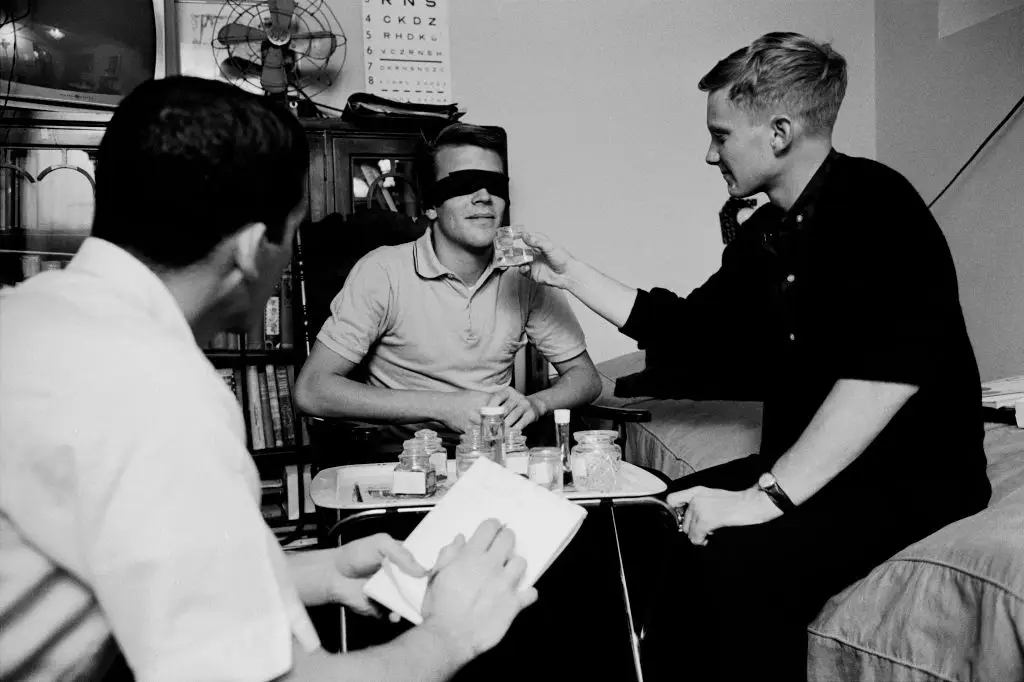 American student Bruce McAllister takes notes while Randy Gardner (in blindfold) describes scents offered to him by Joe Marciano Jr (Photo by Don Cravens/Getty Images)