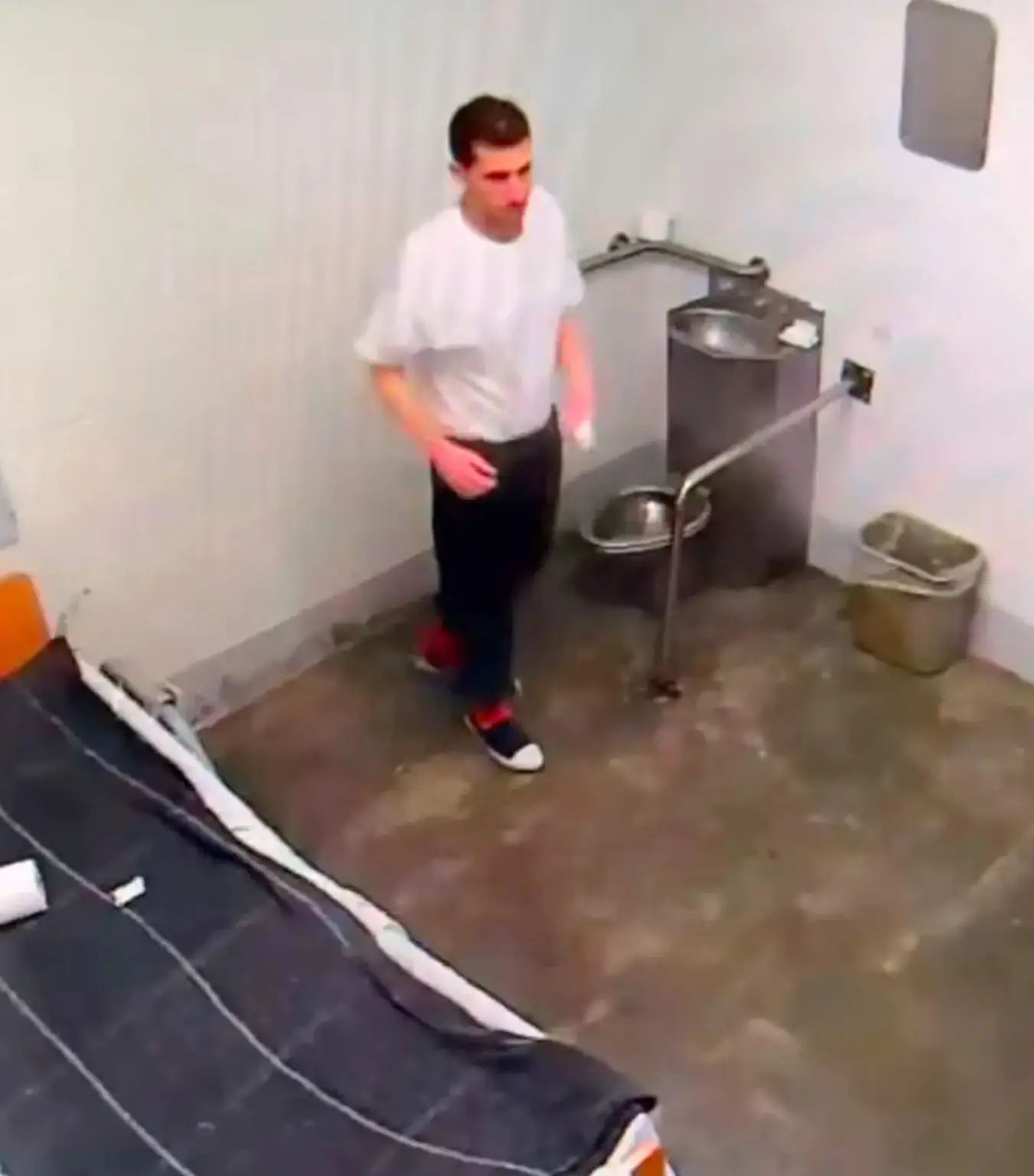 Leaked footage of convicted killer Bryan Kohberger depicts him in his single-person cell (X)