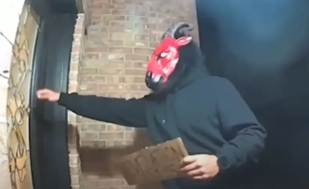 The person in the mask only pretended to knock (CBS Texas)