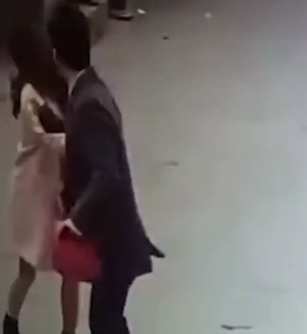 The woman can be seen getting beaten up by the angry merchant. (Asia Wire)