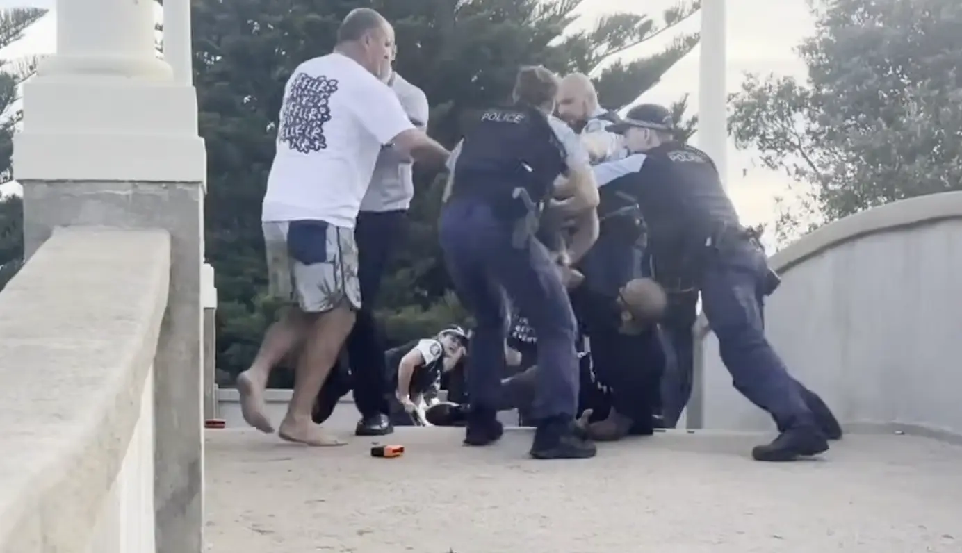 AB is said to have 'kicked the gun' away from the shooter (7 News)