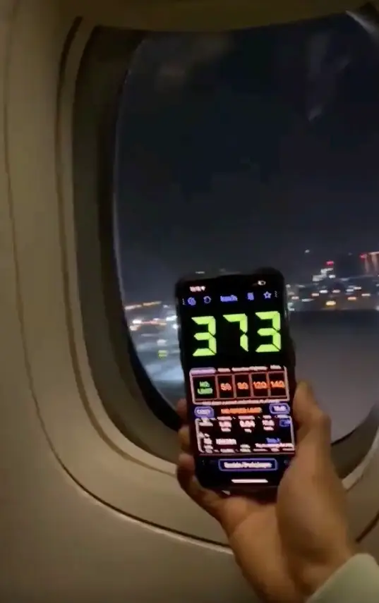 The passenger managed to record the speed of the take off. (Reddit/Lazy_raichu36)