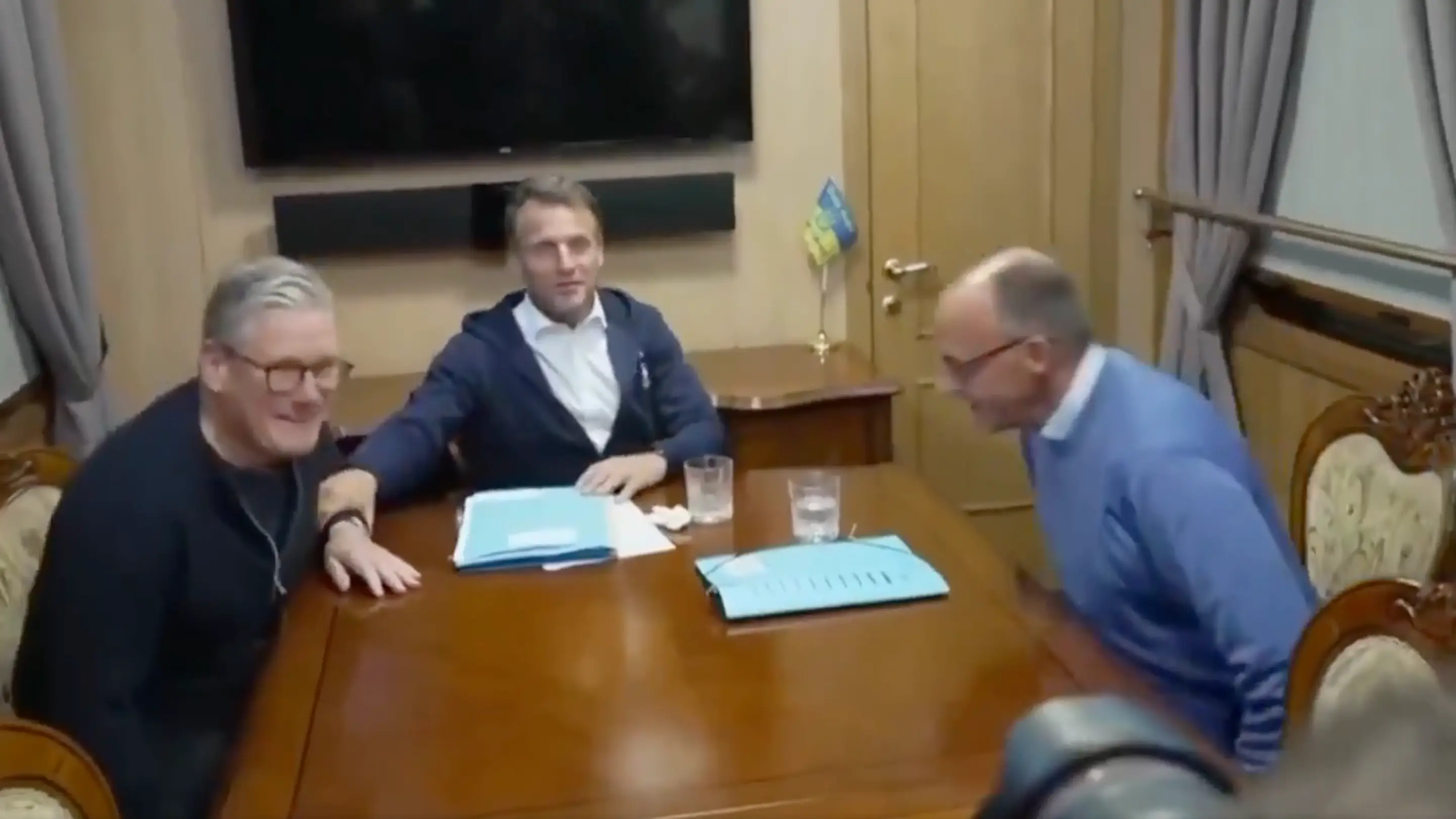 Twitter/HustleBitch_