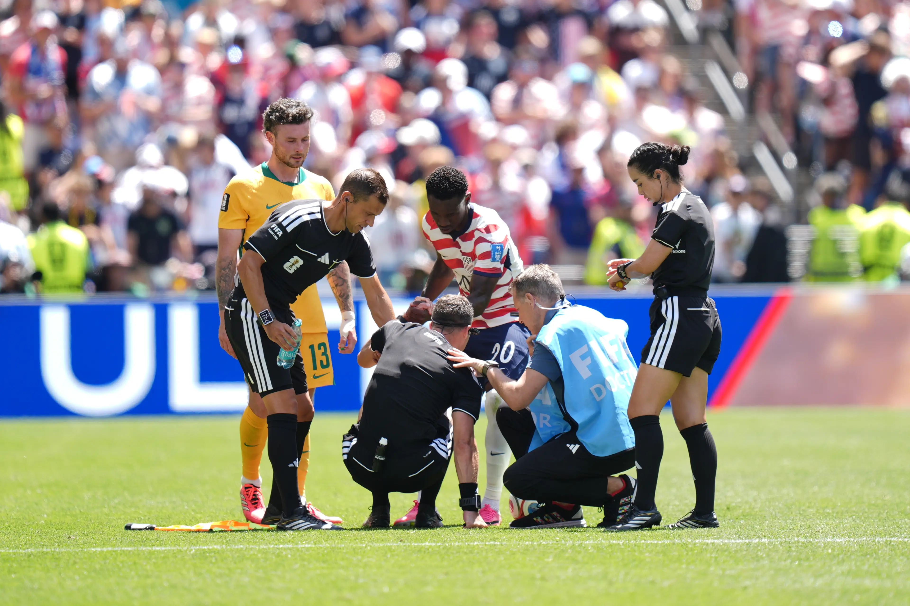 Players help out the referee Felix Zwayer after his injury (Ercin Erturk/Anadolu via Getty Images)