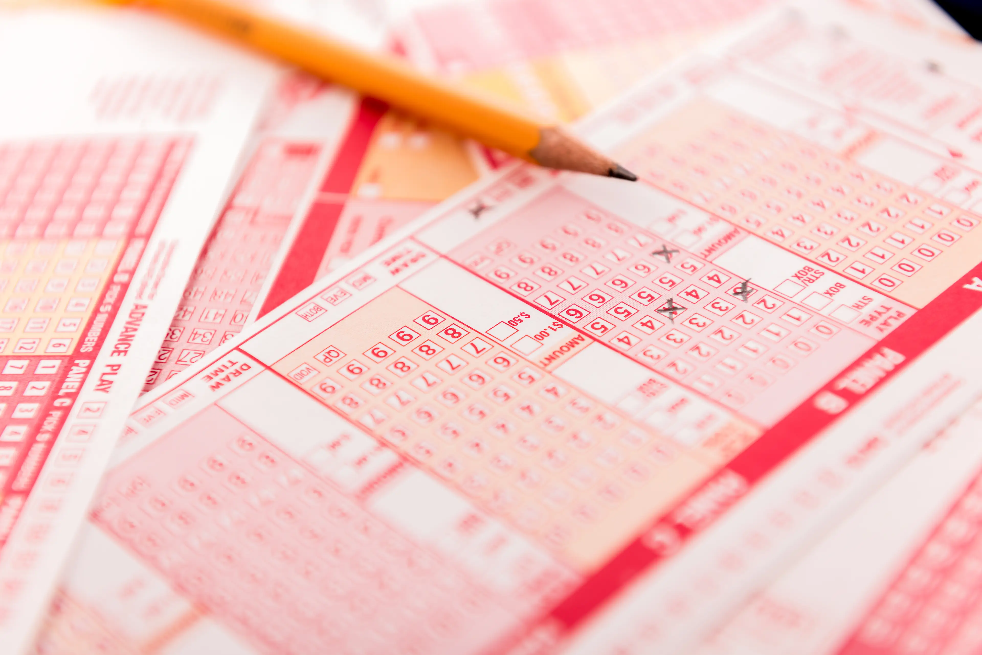 Bampton won a huge $986,000 AUD jackpot in 2018.