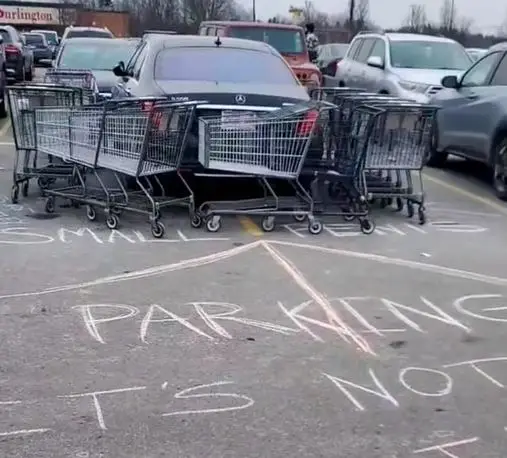 Shoppers block car with trolleys (@johnnymarocco/TikTok)