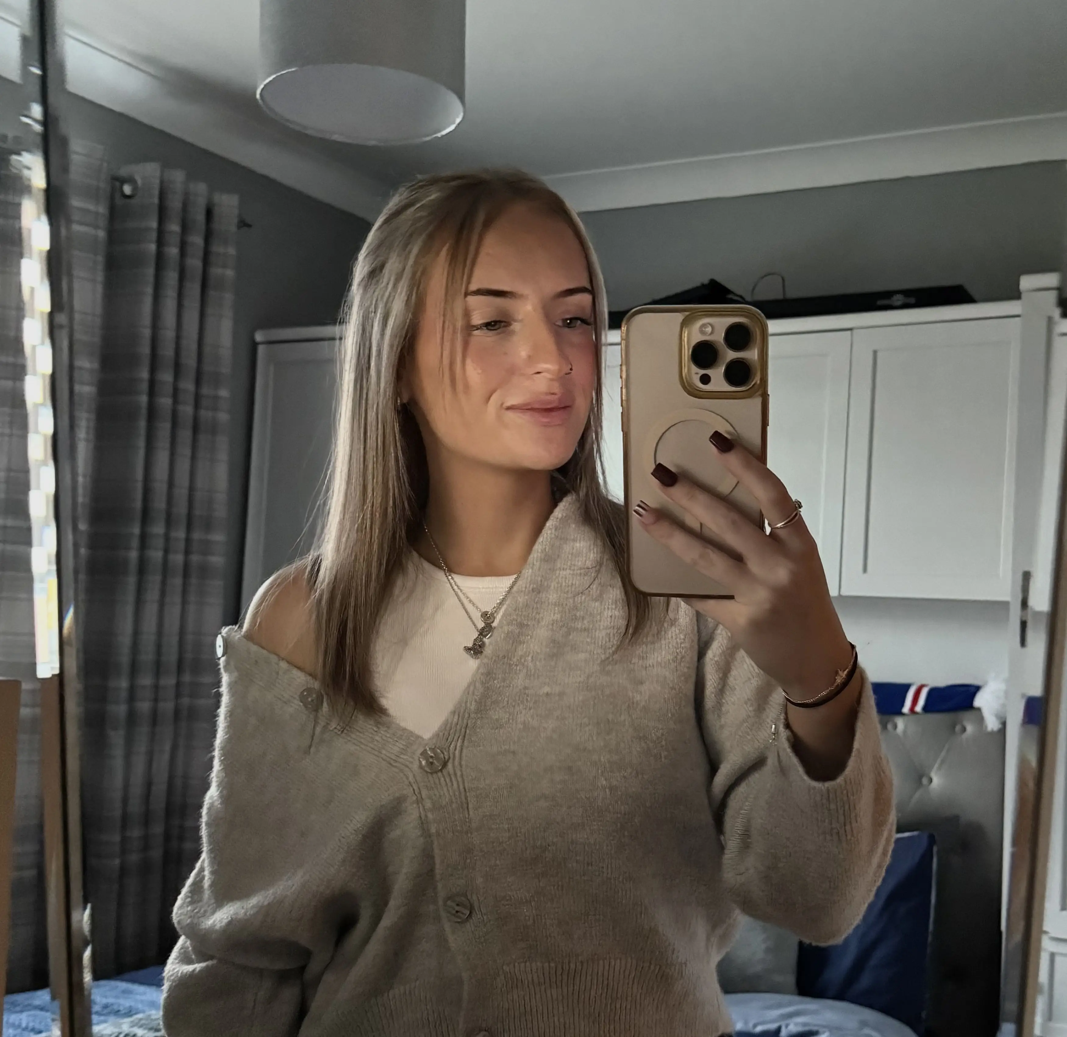 Darcie Hamilton, 22, suffers with a condition called hyperhidrosis (Kennedy News)