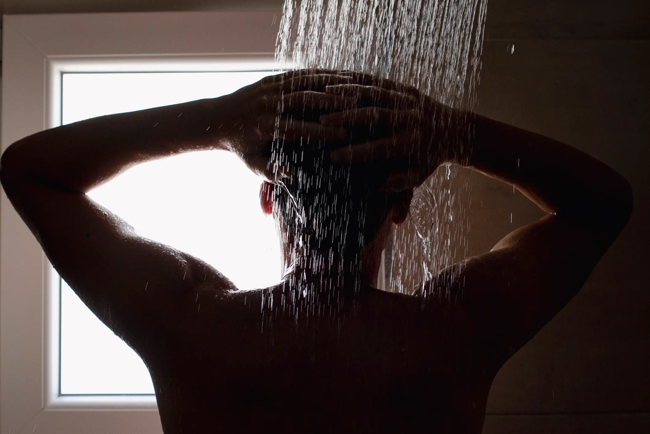 There's a lot of health benefits that come with showering in the evening (Getty Stock)