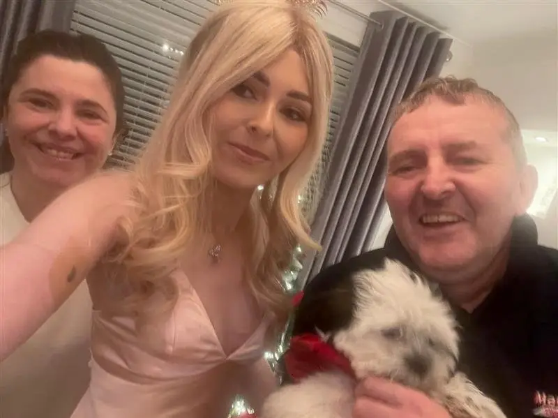 Isla Sneddon pictured with her parents, Michelle and Mark (SWNS)