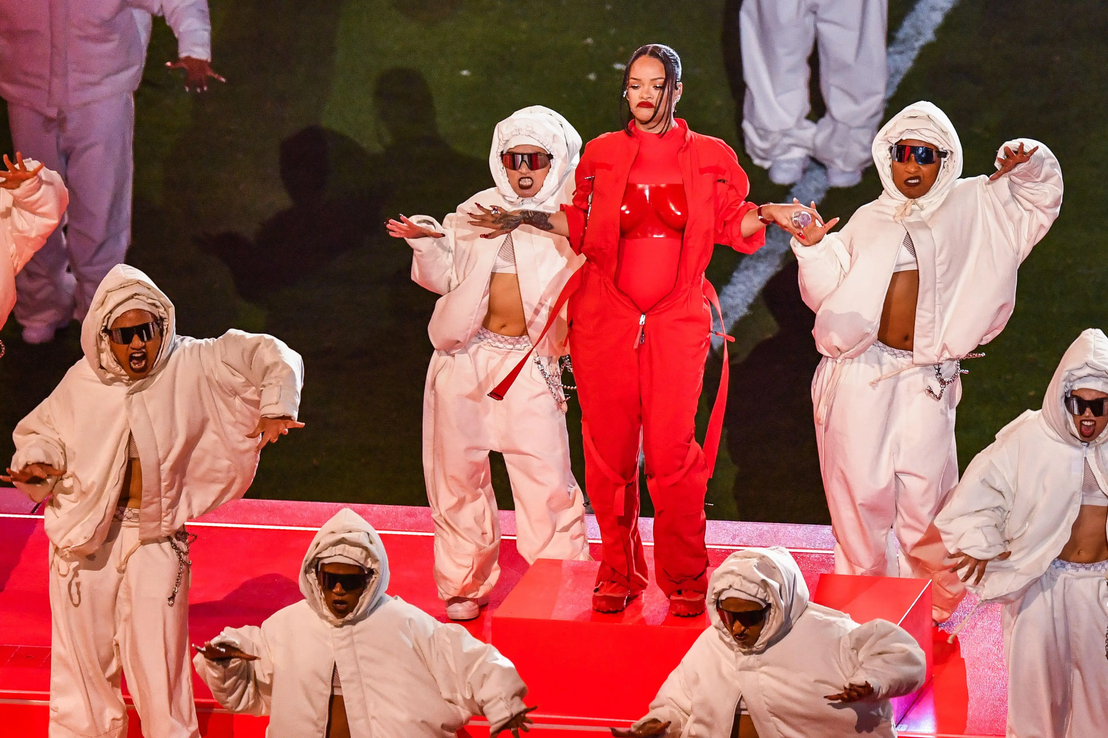 Rihanna didn't dance as much as her troupe because she is pregnant.