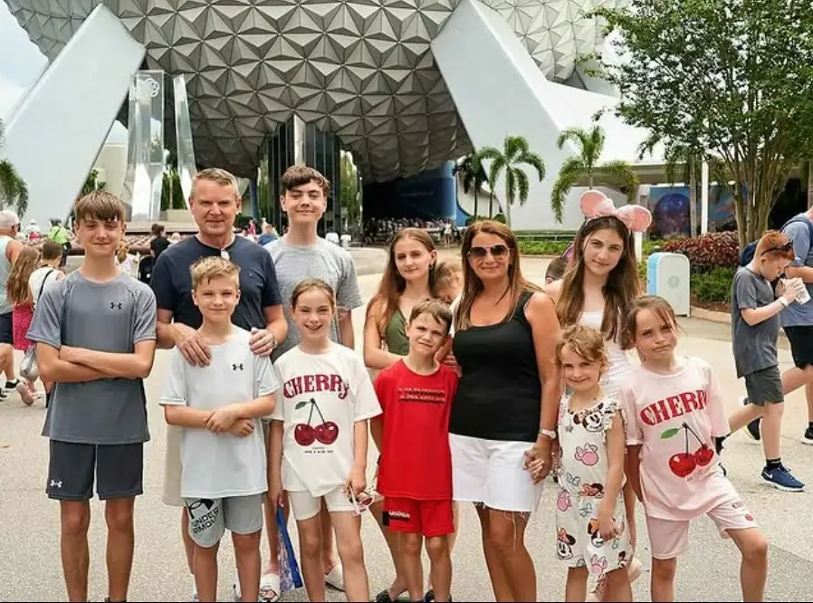 Sue and Noel Radford laugh off questions about intimacy amid family chaos (Instagram/theradfordfamily)