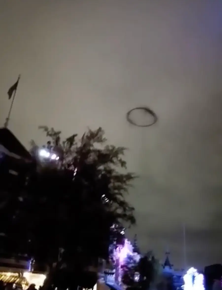 Onlookers were left baffled by the mysterious ring.