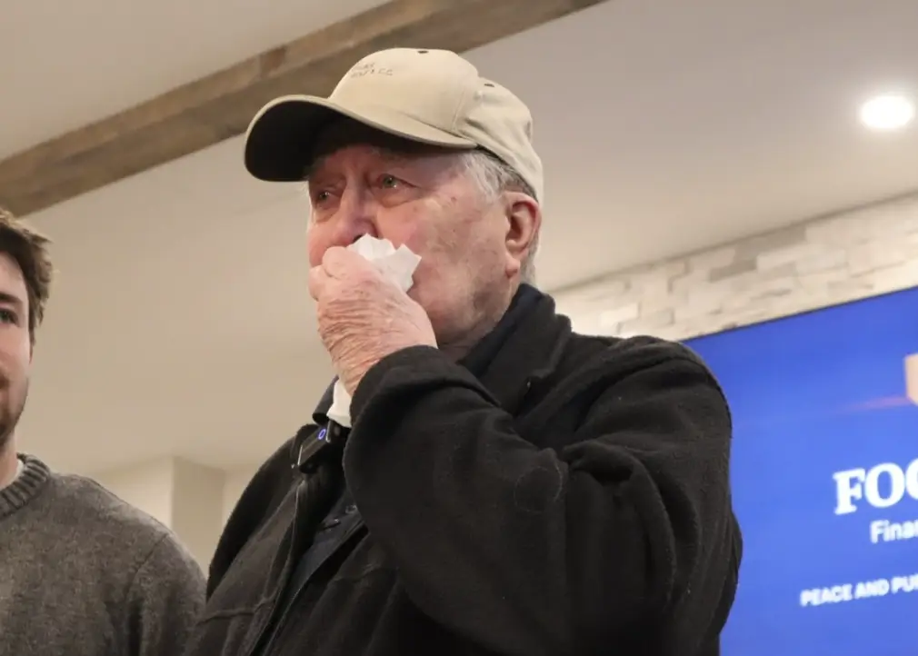 88-year-old Ed was overcome with emotion when he was given the money (instagram/itssozer)