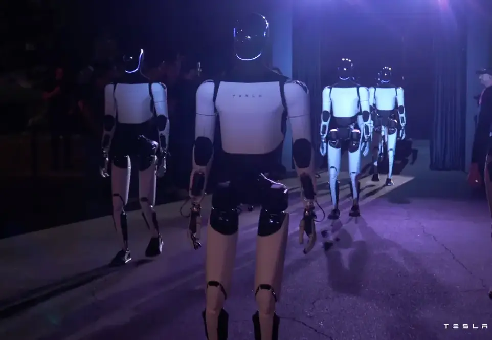 Tesla showed off its next generation of Optimus robots (Tesla)
