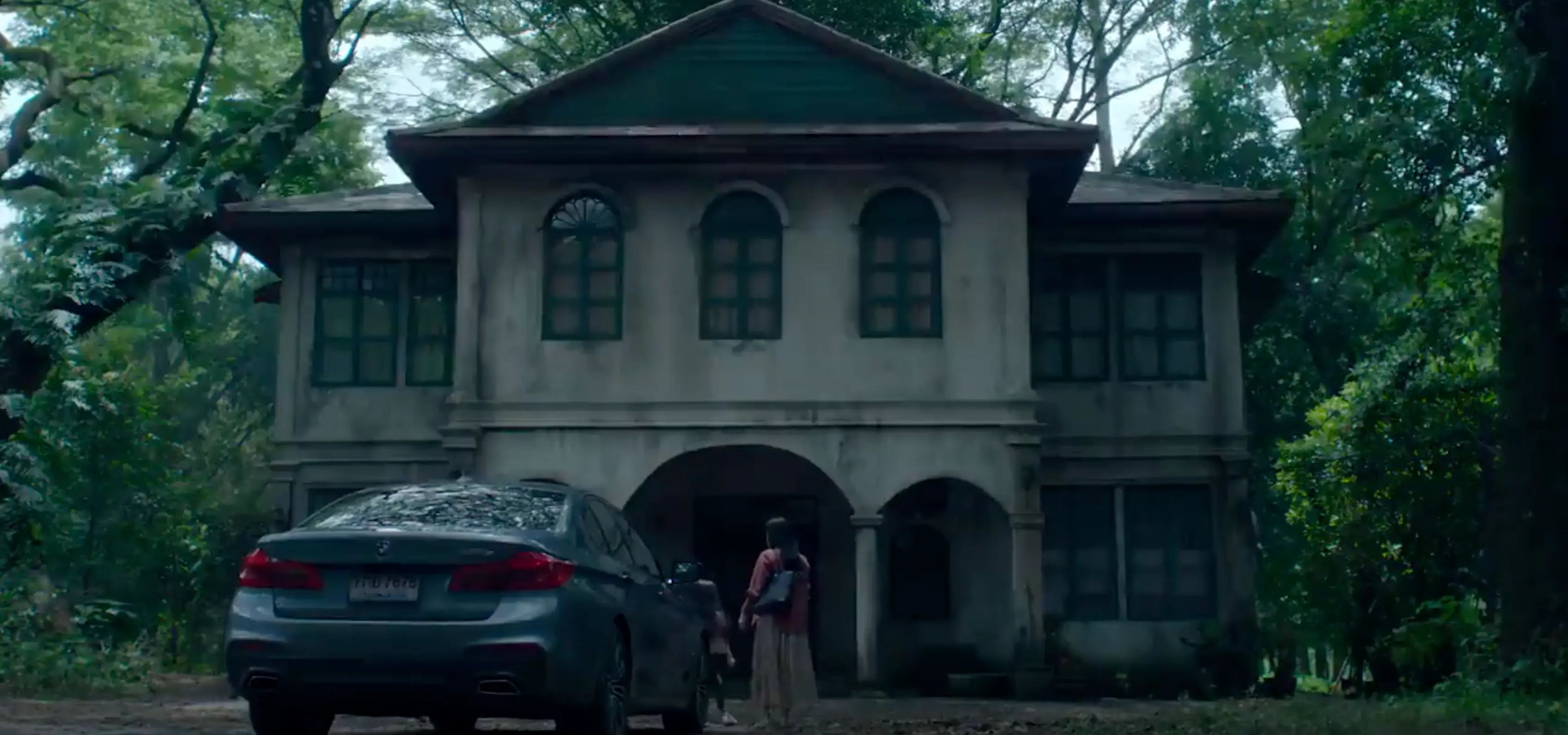 The series features paranormal ongoings inside the main characters' home (Netflix)