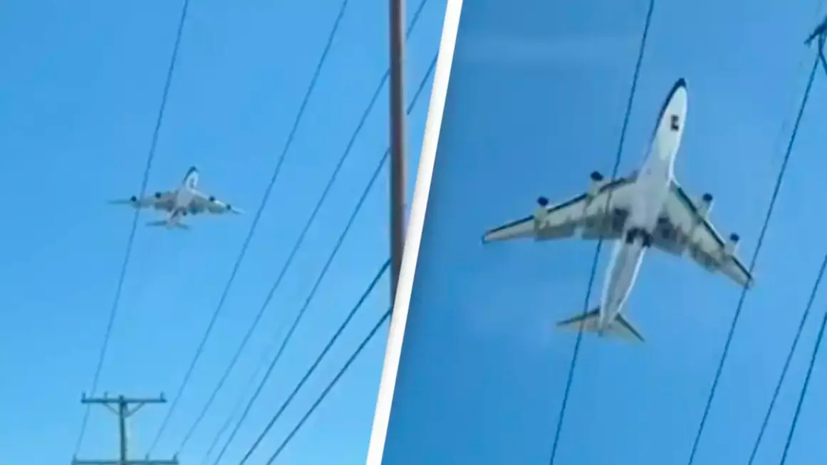 People are convinced there’s a ‘glitch in the matrix’ after plane spotted not moving in sky