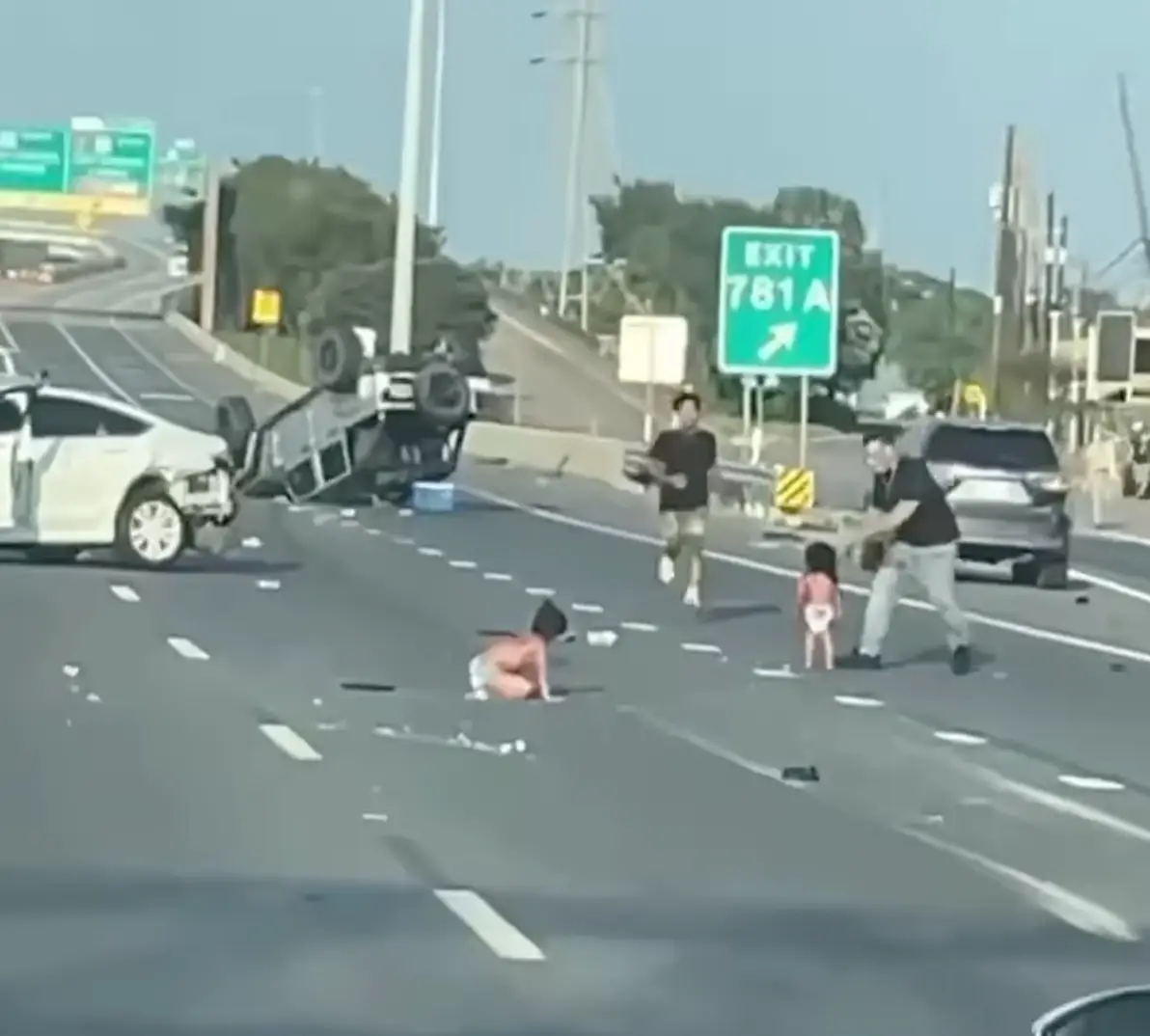 The two toddlers were walking around in nothing but diapers. (Victor Cordova/Facebook)