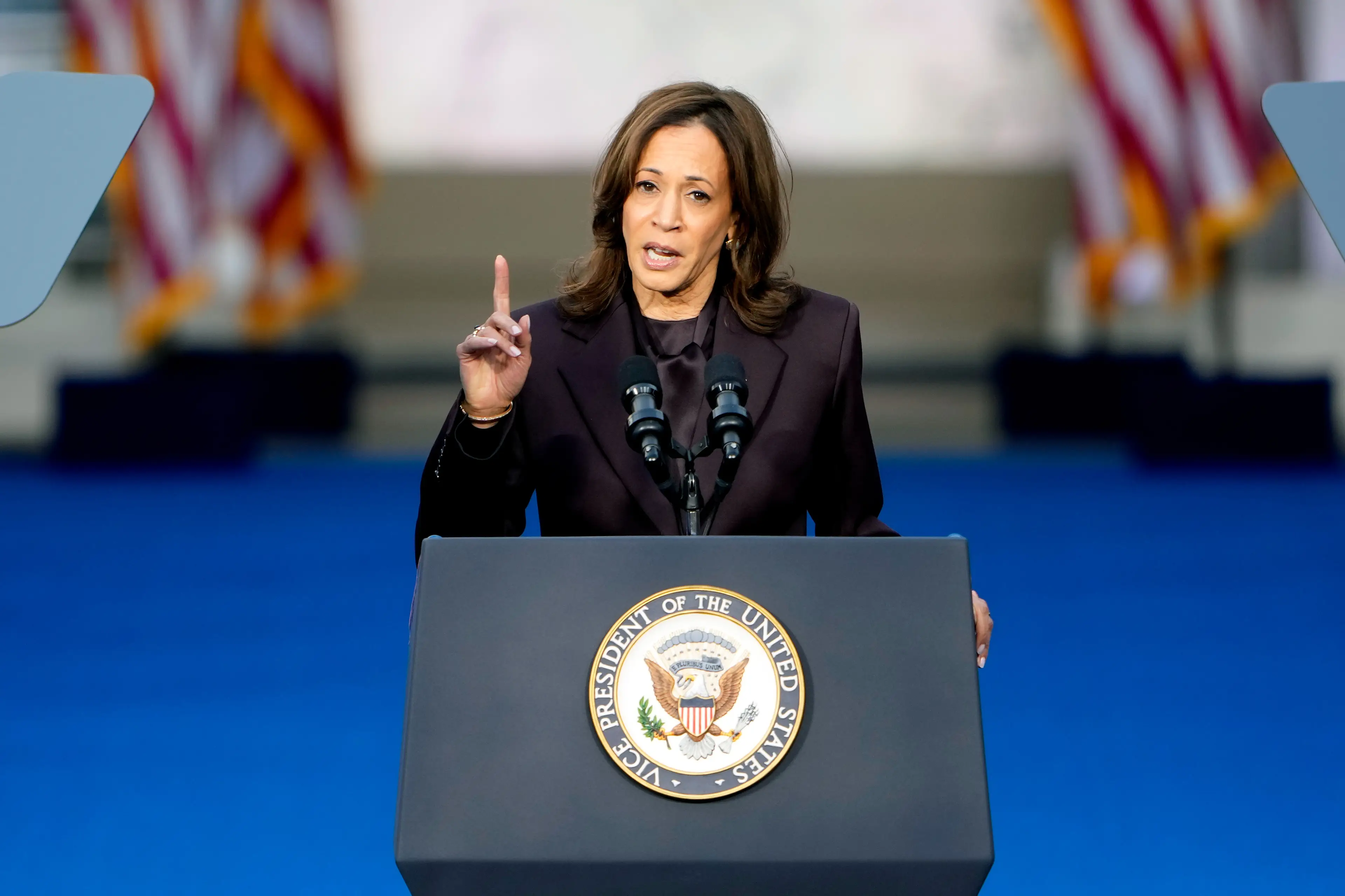 Harris' body language the shifts as her speech goes on. (Kent Nishimura/Getty Images)