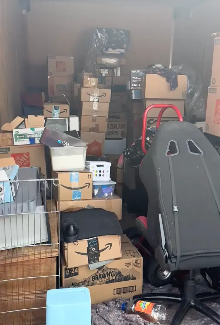 The storage unit was piled high with boxes (Wadesventures/TikTok)