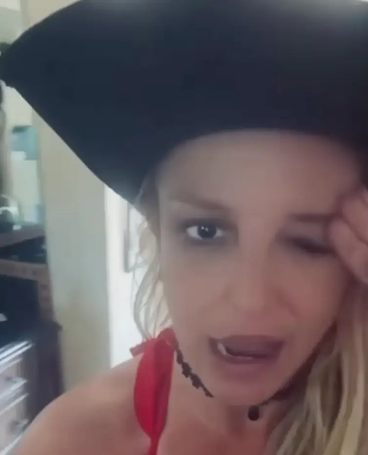 The singer noted that her eye had been affected for four weeks following the procedure. (@britneyspears/Instagram)